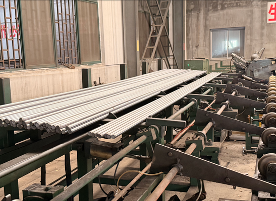 Besorgen Hochpräzise CK45 induktionsgehärtete Chromkolbenstange mit Härtegrad HRC 55-63 und Oberflächenrauheit Ra 0,2-0,4 für Hydraulikzylinder Online-Herstellung